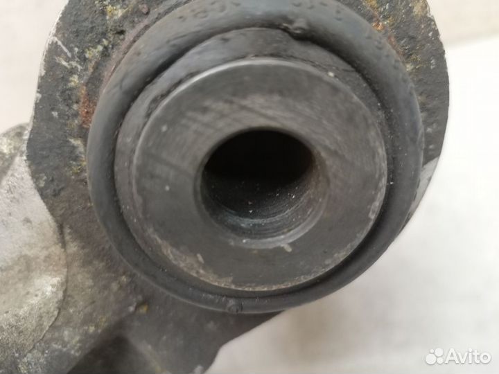 Кулак задний левый бмв