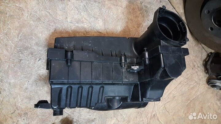 Корпус воздушного фильтра Volkswagen Passat B6