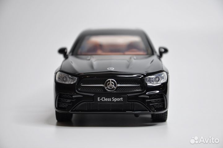 Модель автомобиля Mercedes-Benz E-Class L металл
