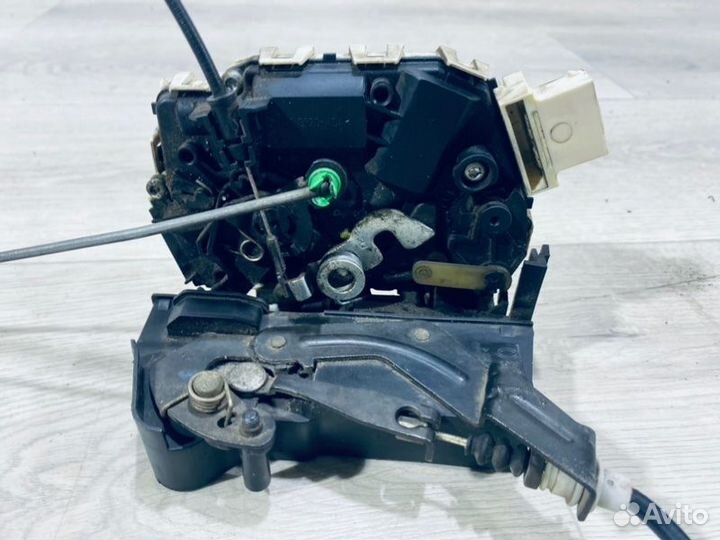 Замок двери передний правый Land Rover Range Rover