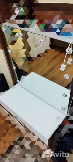 Туалетный столик с зеркалом и подсветкой