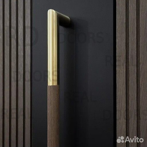 Дизайнерская входная дверь с боковой вставкой