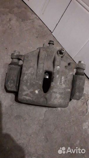 Hyundai ix 35 суппорт передний левый