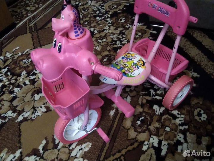 Детский трехколесный велосипед с ручкой