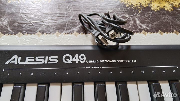 Продам миди клавиатуру Alesis Q49