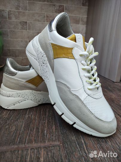 Кроссовки женские