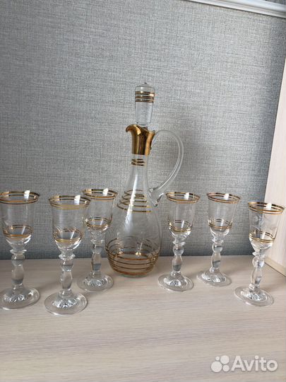 Графин и рюмки для вина