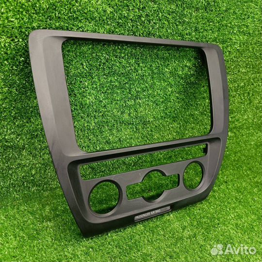 Рамка магнитолы Volkswagen Jetta 6 2012 5C6858071B