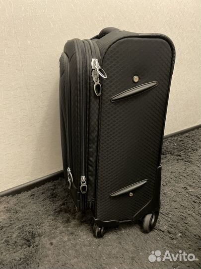Чемодан на колесах размер m