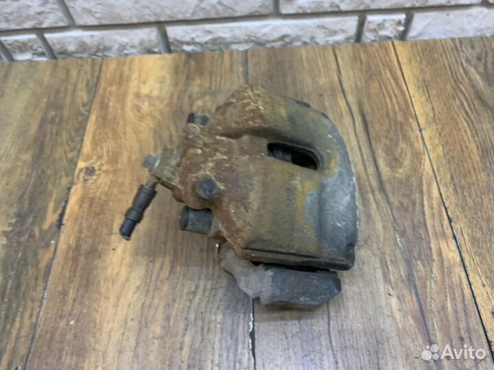 VW Polо Суппорт тормозной передний RH