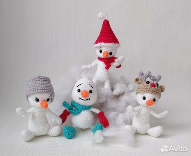 Вязаные новогодние игрушки Снеговики