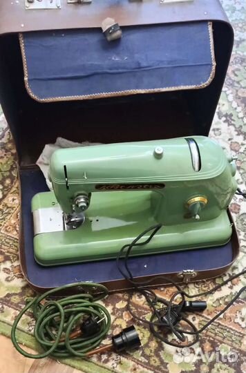 Швейная машина 