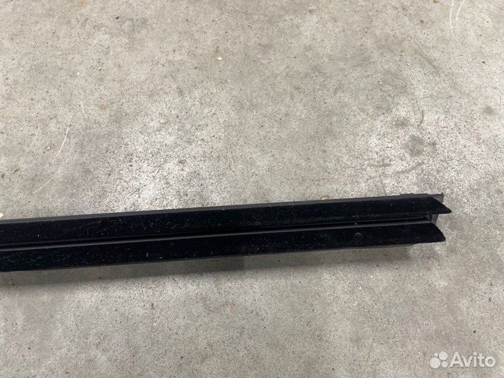 Уплотнитель стекла двери передний левый Bmw X5 G05