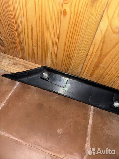 Накладка двери багажника нижняя левая Паджеро 4