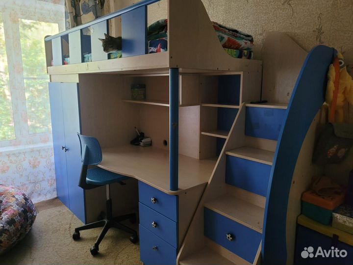 Детская кровать чердак со столом и шкафом