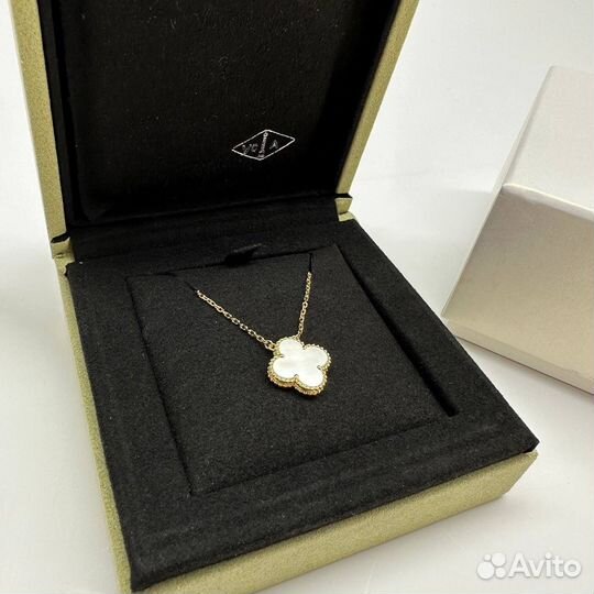 Золотая подвеска VCA