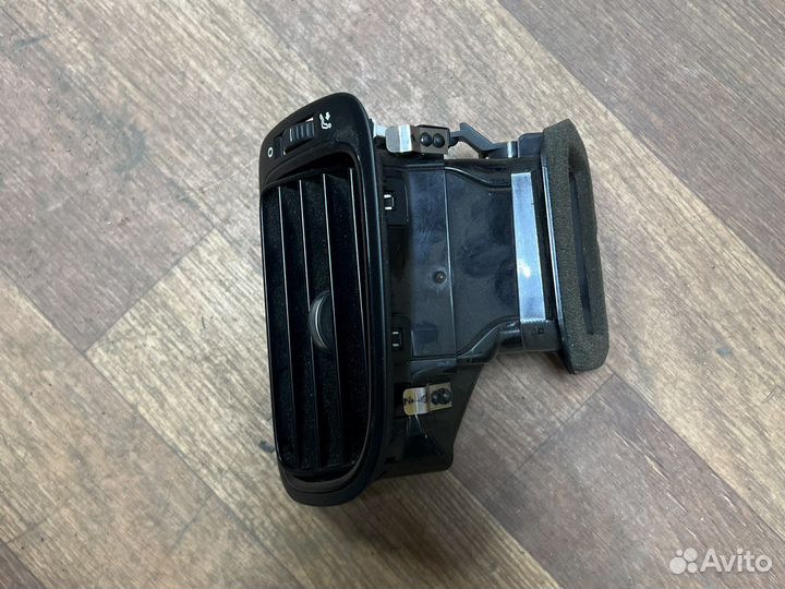 Дефлектор воздуховода на торпеду правый polo