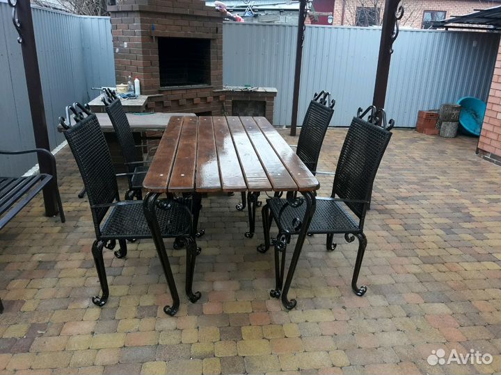 Стол и стулья