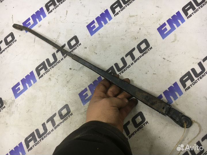 Поводок стеклоочистителя левый Рено Логан