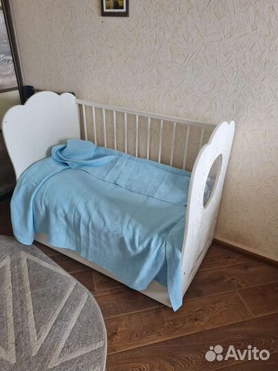 Детская кроватка с маятником и ящиком