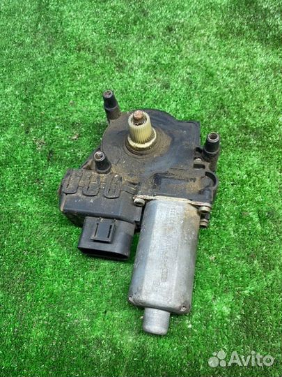 Мотор стеклоподъемника передний левый Audi A6 C5