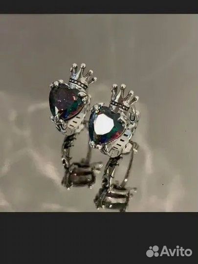 Серьги в форме короны с цветным сердцем из фианита