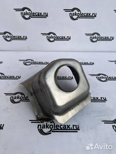 Стакан брызговика левый