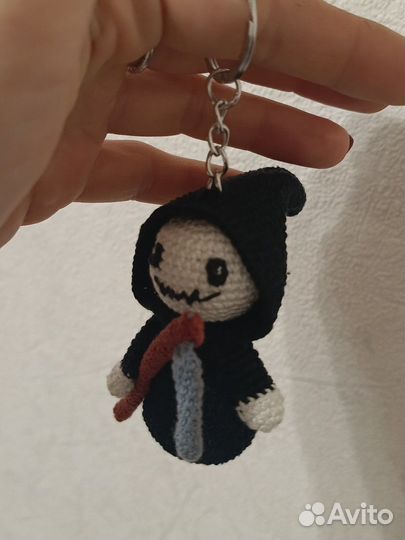 Вязаный брелок