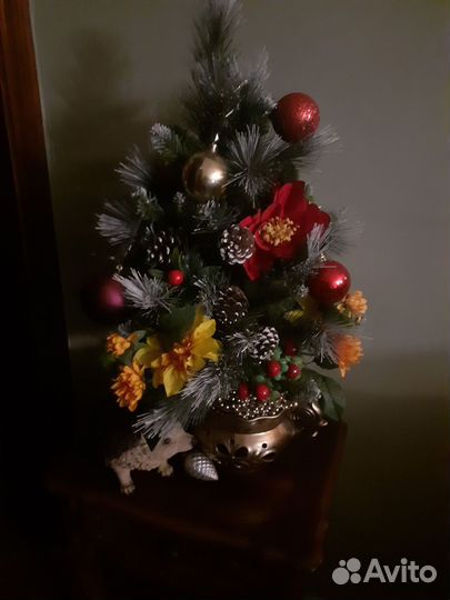 Заснеженная сосна с украшениями