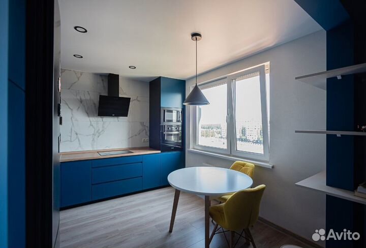 Угловая кухня в синих тонах