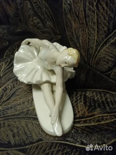 Фарфоровая статуэтка 