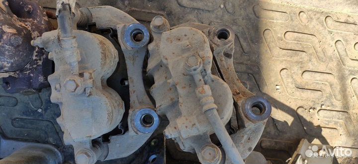 Левый тормозной суппорт Ниссан Либерти