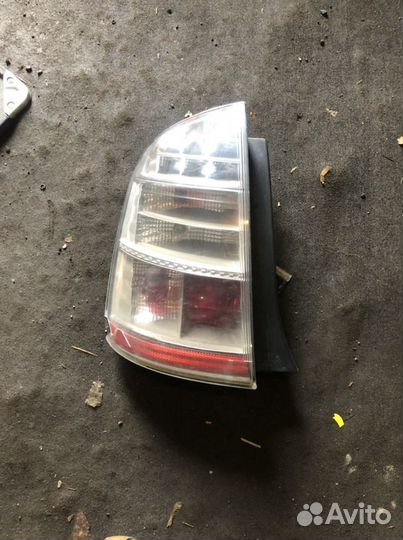 Левый задний фонарь Тойота Приус