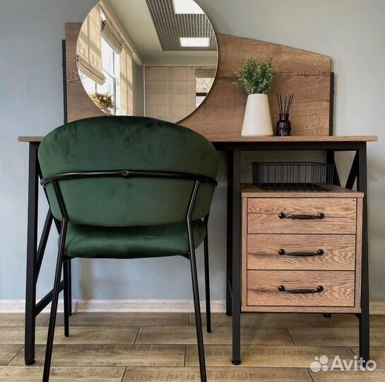 Туалетный столик с зеркалом 