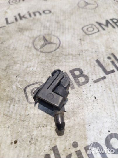 Форсунка омывателя лобового стекла левая Mercedes