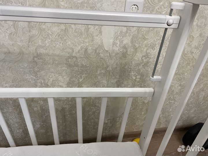 Детская кроватка с маятником белая