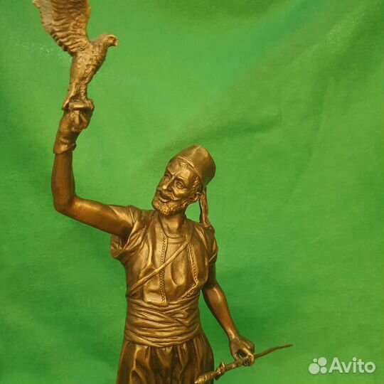 Скульптура из бронзы Восточный охотник с соколом