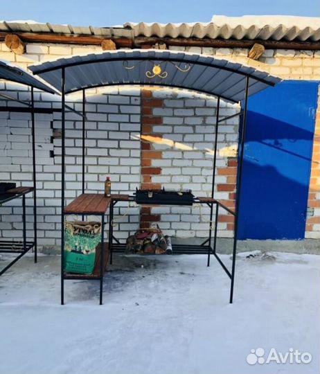 Мангальная зона из металла с крышей