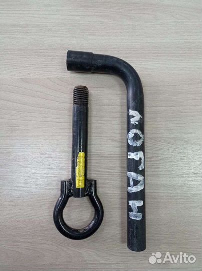 Балонный ключ и буксировочный крюк Renault Logan