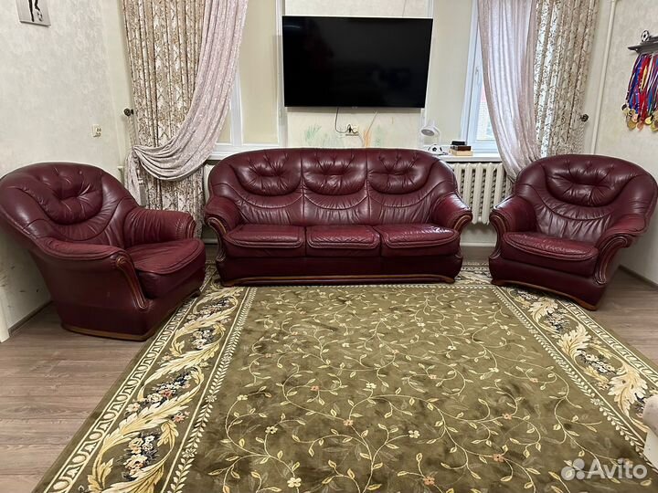 Кожаный диван и 2 кресла
