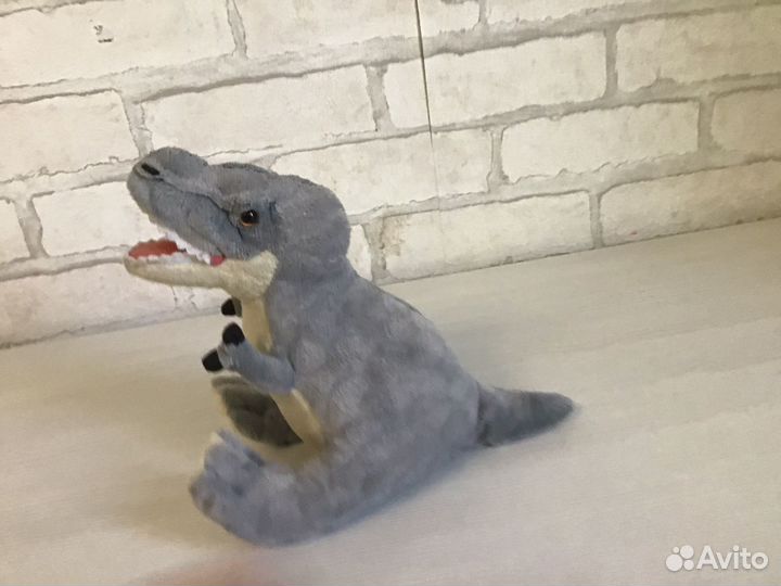 Плюшевый игрушечный динозавр