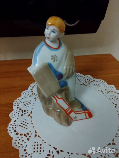 Статуэтка хоккеист
