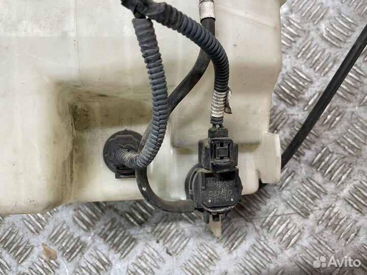 Бачок омывателя Toyota Sienna 2