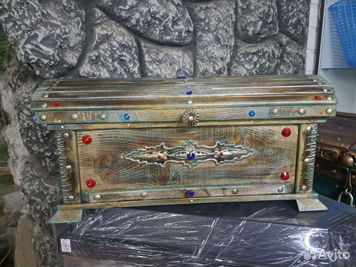 Сундук деревянный со стразами