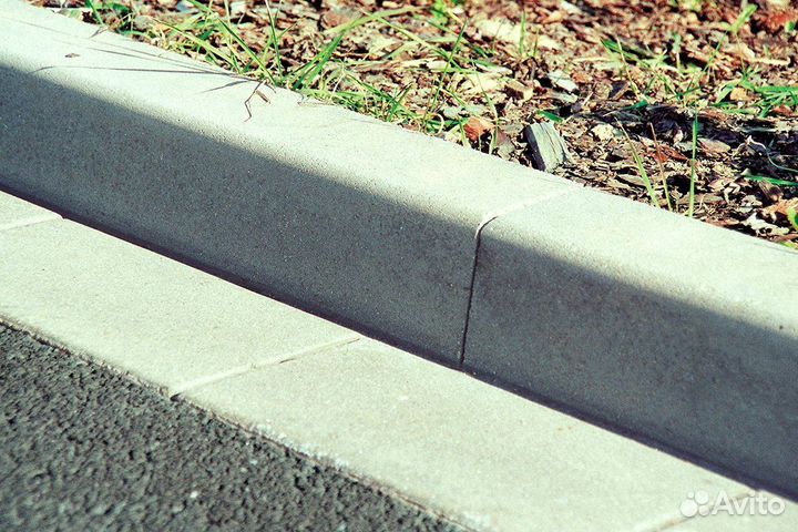 Дорожный бордюр