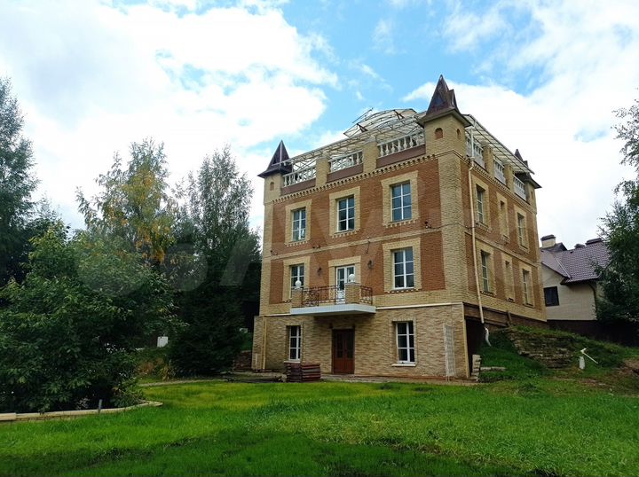 Коттедж 369 м² на участке 18,5 сот.