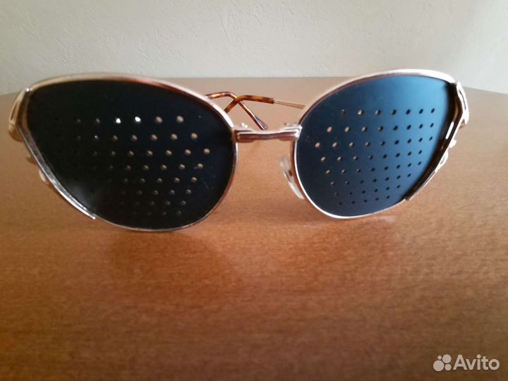 Очки с перфорацией