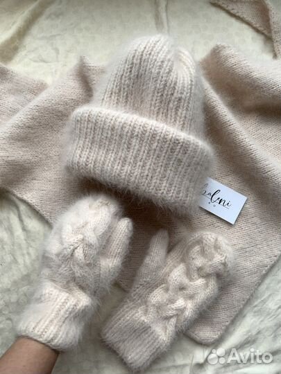 Шапка бактус и варежки ручной работы