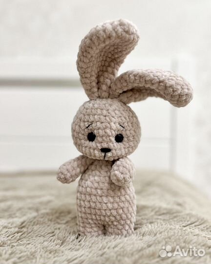 Заяц - вязаная плюшевая игрушка