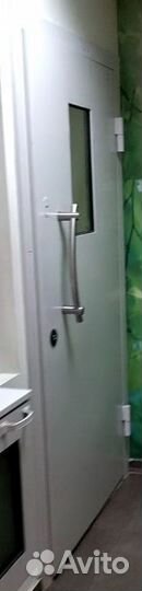 Сейфовая дверь от кассы банка